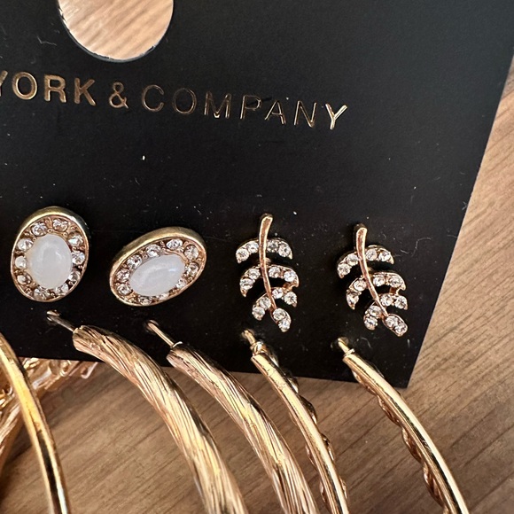 New York & company 6 pairs earrings NWT hoops gold studs pearls - Picture 2 of 5